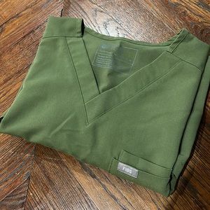 Mens FIGS Leon scrub top in olive green, size medium. Double pocket